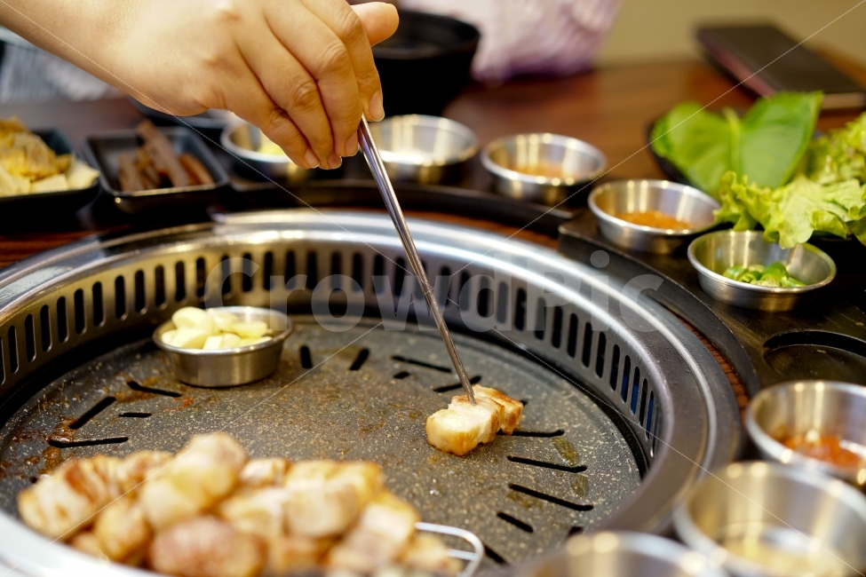 	식사,돼지고기,삼겹살,목살,고기,구이,소주안주,안주,먹방,꼬기,만남,술자리,술한잔,먹거리,푸드,불판,사람,인물,인간,human,person,신체일부,몸,body,음식,식재료,요리,food,cook,meal,dishes,food reserves,육류,고기,meat,한식,한국음식,한국요리,korean food,korean dishes,korean meal,korean cook
