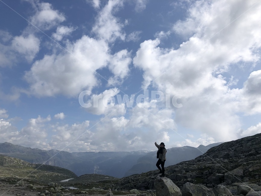 nature,자연,outdoors,인간,person,mountainrange,mountain,자연,풍경,nature,landscape,사람,인물,인간,human,person,여성,여자,woman,female,lady,옥외,mountain range,산맥,산