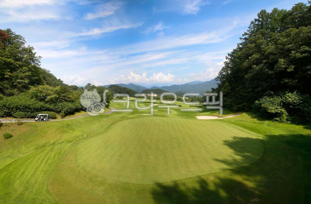 blue sky,Golf course view,mountainridges,blue grass,clouds,summer,cloud,grass,sight,golfclubs,mountain ridge,golfcourses,sky,landscapes,sports,golf course,blueskies,golf club,bluegrass
