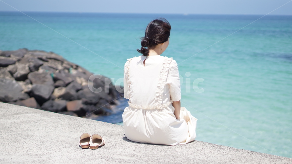 아련함,여자뒷모습,힐링,태교,슈즈,의복,의류,clothing,바다,애메랄드,방파제,뒷모습,여자,협재해수욕장,사람,인물,인간,human,person,여성,여자,woman,female,lady
