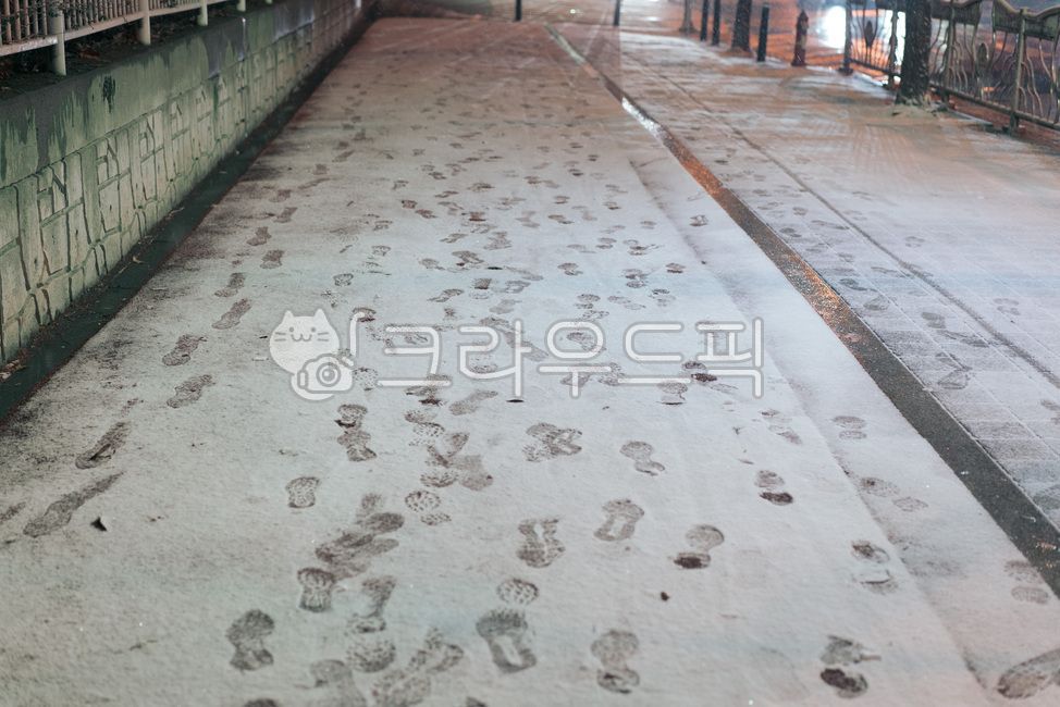 sidewalk,snowy night,winter street lights,winter,snowy street,city night view,snowing,winter street,Street lamp,winter road,footprint,season