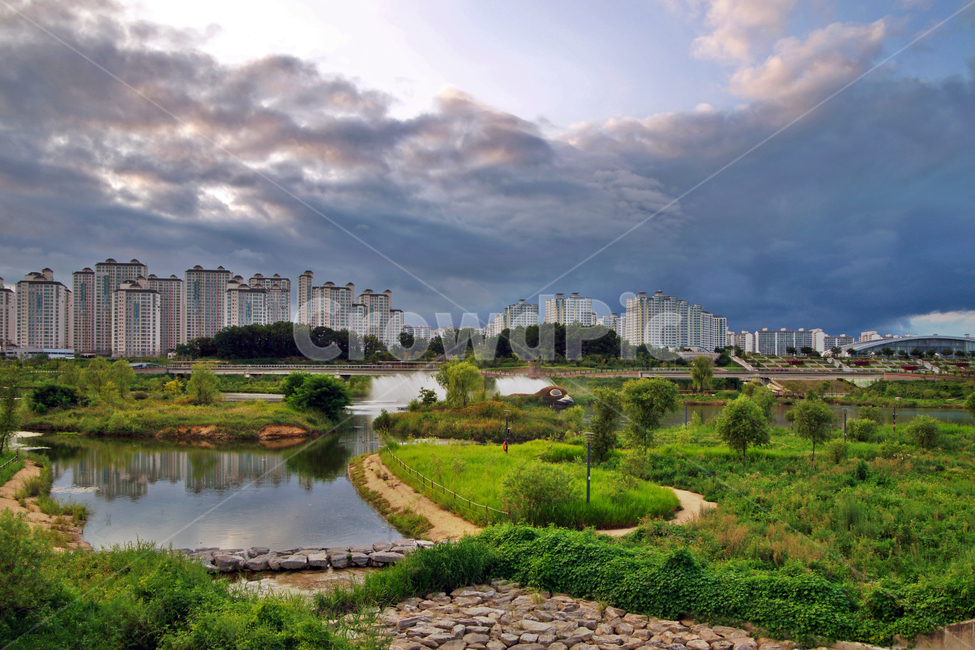 신도시,파주,운정,운정호수공원,경기도,구름,공원,호수,아파트단지,도시,풍경,city,landscape,한국도시풍경,한국도시경관,korea cityscape,path,통로,walkway,보도