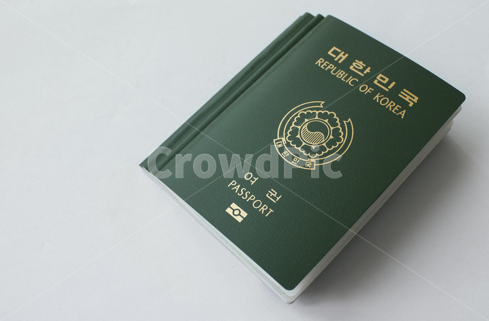 passport,id,business,card,citizen,emigration,identification,identity,international,korea,pass,republicofkorea,security,신분증,여권,한국여권,대한민국여권,사물,물건,한국,대한민국,탑,탑뷰,탑앵글,다수,여러개,여행,표지,겉면,비지니스,녹색,그린,초록색,흰배경,쌓기,여행,휴가,traveling,vacation,trip