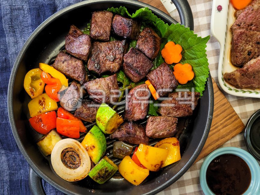 스테이크,고기,소고기,육류,큐브스테이크,쇠고기,음식,식사,푸드,소고기스테이크,소고기튜브스테이크,식재료,식자재,플레이팅,요리,야채,채소,food,cook,meal,dishes