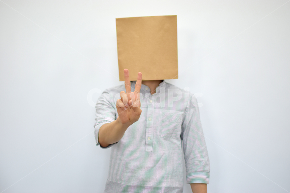 상자,종이,쇼핑백,얼굴,표정,제스처,모션,옷,남자,남성,사업,비즈니스,비지니스,소셜,왕따,친구,상사,직장,사회,종이얼굴,표현,의사소통,기업,국민,스트레스,손,팔,사람,인물,인간,human,person,손,제스처,표시,손짓,표현,gesture,hand,sign,expression,연출,컨셉,콘셉,direction,concept