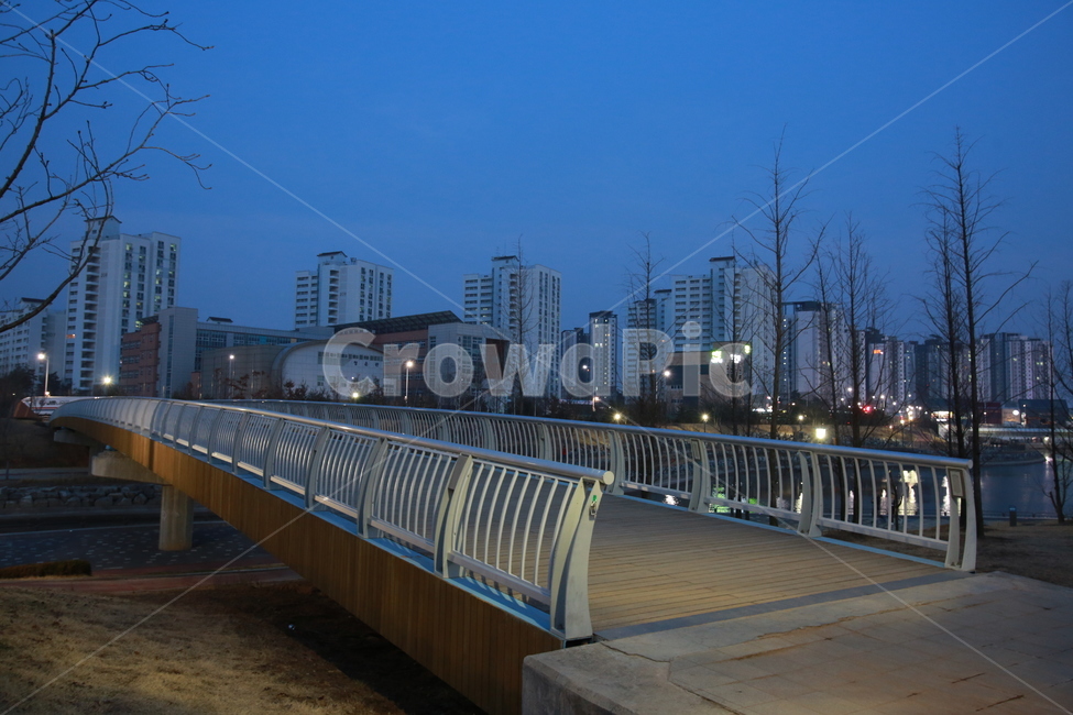 공원,다리,야경,초저녁,저녁,도시,풍경,야경,밤,풍경,nightscape,night,landscape,도시,city,한국도시풍경,한국도시경관,korea cityscape,banister,난간,handrail