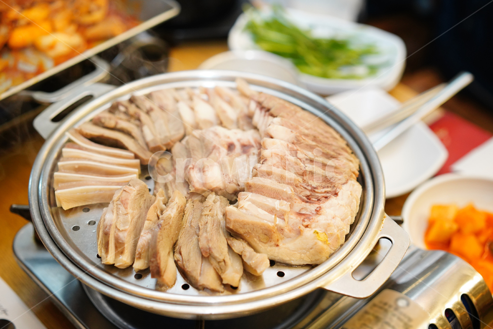 수육,육식,육류,한식,푸드,돼지,냄비,식사,안주,먹방,고기,음식,식재료,요리,food,cook,meal,dishes,food reserves,육류,고기,meat,한식,한국음식,한국요리,korean food,korean dishes,korean meal,korean cook