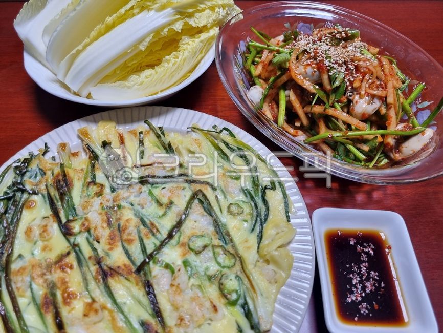cabbage,soy sauce,rawoysterdish,glass plate,Tongyeong raw oyster dish,watercelery,flourfood,leekpancake,vegetablepancake,driedoysters,chive pancake,pancake,oysterdish,koreafood,dish,sesame,tongyeongrawoysterdish,soy sauce Jongji bowl,seafood pancake,seaso