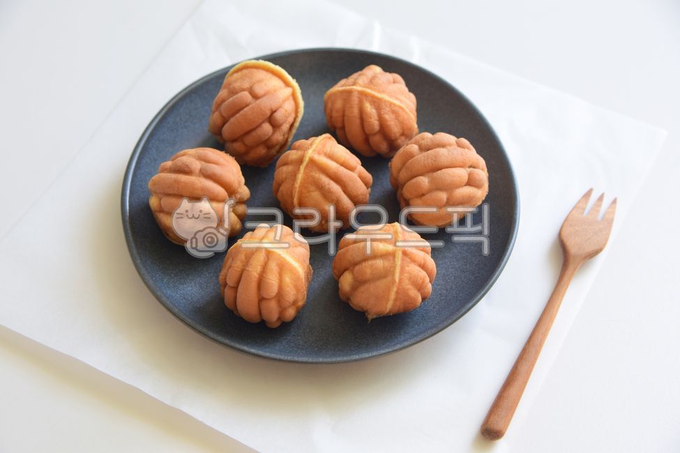 호두,호두과자,호두빵,호두알,간식,음식,식재료,음식재료,접시,포크,나무포크