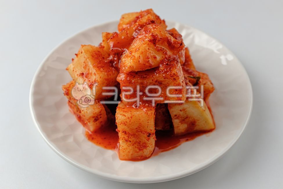 깍두기,무,김치,무김치,채소,야채,채식,양념,한국음식,한국문화,음식,식사,식품,식료품,재료,식재료,음식재료,클로즈업,매콤한,딱딱한,음식,식재료,요리,food,cook,meal,dishes,food reserves