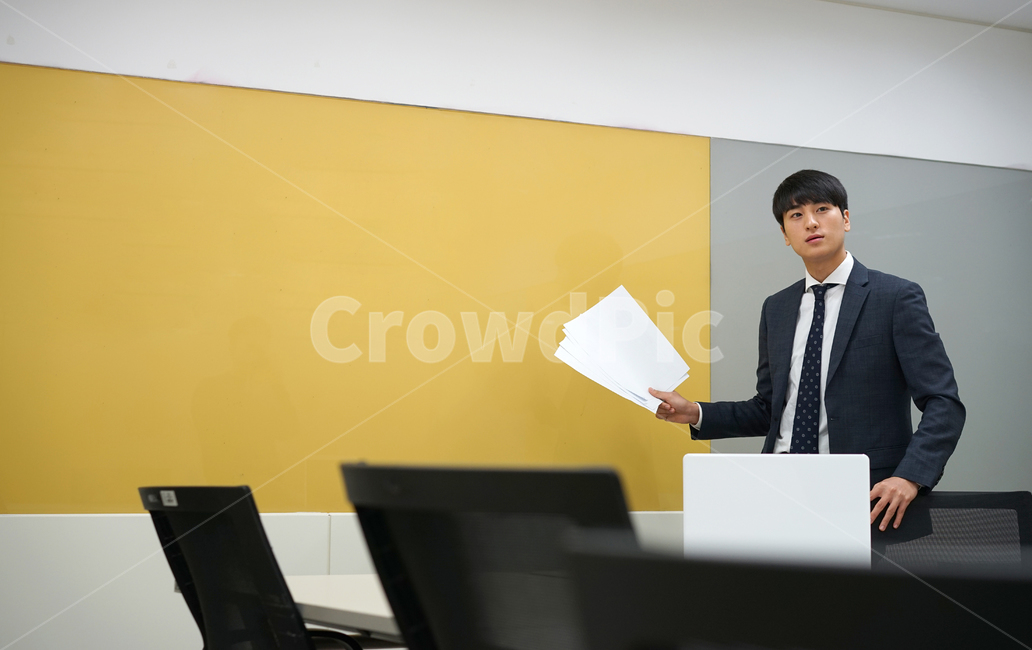 회의,발표,남성,남자,사업가,비즈니스,업무,서류,양복,정장,사무실,회의실,사람,인물,인간,human,person,남성,남자,man,male,산업,industry,industrial,비즈니스,사업,business,service,work