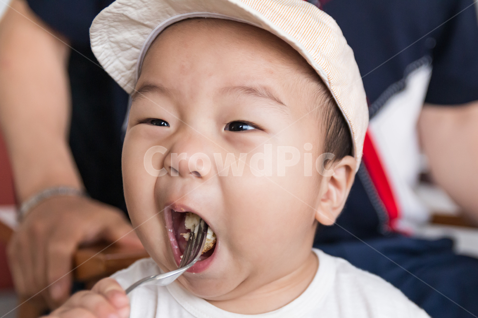아기,가족,아이,남자아기,귀여운,작은,통통한,볼살,얼굴,먹고있는,포크,모자,남자,어린이,아동,유아,두살,인간,모델,식사,빵,표정,잘먹는,애기,식욕,건강한,튼튼한,사람,인물,인간,human,person,어린이,어린아이,child,children,kid