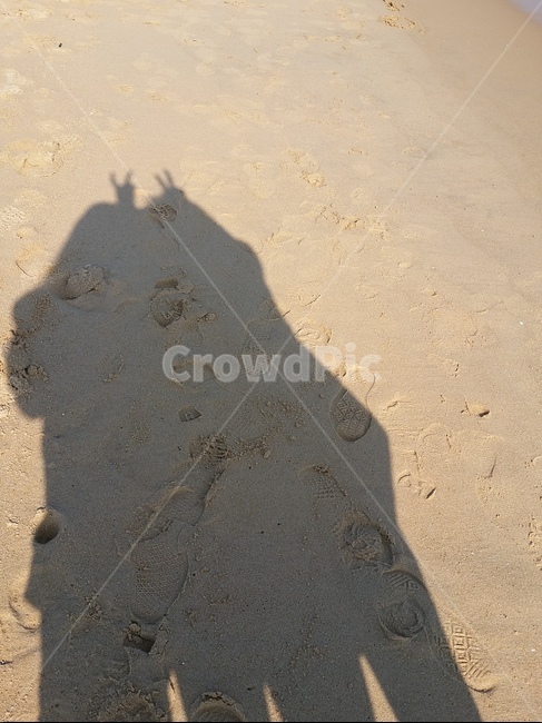 바다,모래사장,그림자놀이,그림자,모래,outdoors,sand,자연,친구랑,인물실루엣,사람실루엣,character silhouette,human silhouette