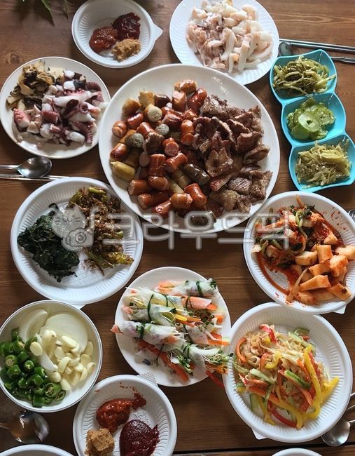 삼겹살,바베큐,목살,육류,돼지,고기,돼지고기,소세지,햄,모듬햄,무쌈,쌈,나물볶음,쏘세지,모듬소세지,소시지,산낙지데침,낙지,볶음요리,나물,갑오징어데침,데침요리,데침,소라찜,소라,갑오징어,김치,깍두기,무김치,청양고추,양파,마늘,슬라이스마늘,오이무침,고추장,쌈장,양념,해파리냉채,해파리무침,모임,푸짐한,한상차림,상차림,음식,숯불구이,숯불고기,반찬,밑반찬,밥반찬,야채무쌈,밥도둑,요리,잔치,한식,한국음식,한국요리,식재료,먹방,젓가락,숟가락,meal,food,식사,dish,pork,cook,meat,kpreanfood