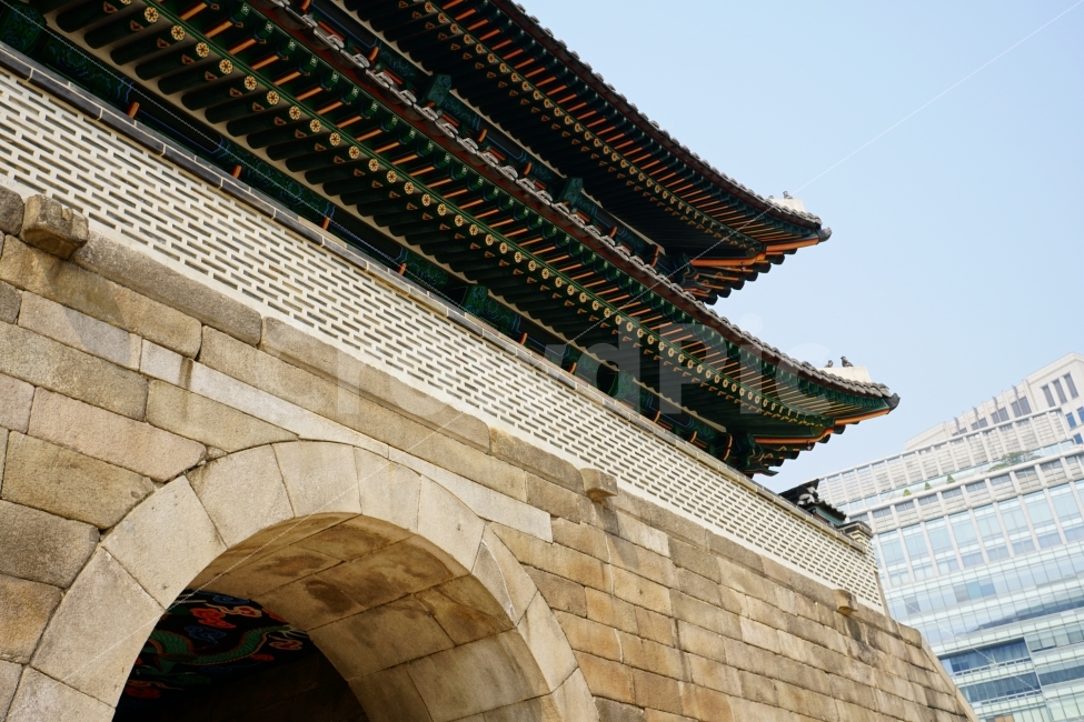 숭례문,남대문,성문,성곽,성벽,한옥,기와,지붕,건축,건물,조선,한국,서울,문화재,역사,도시,korea,seoul,풍경,landscape,전통,조선시대,대한민국,histioy,방어,전쟁,전투,용마루,추녀마루,내림마루,잡상,와제,10신상,캐슬,castle,고성,단청,한양도성,한국적인,랜드마크,landmark,tourist attraction,한국전통,한국문화,korean traditional,korean culture