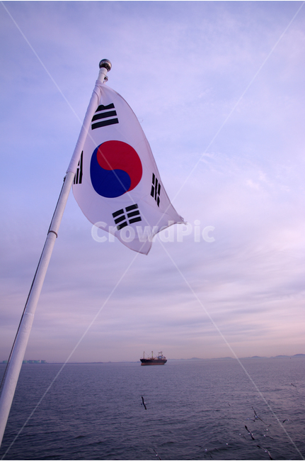 노을,석양,바다,하늘,서해,한국,구름,풍경,풍광,자연,nature,landscape,갈매기,새,배,태극기,자연,풍경,nature,landscape,한국자연풍경,한국자연경관,korea nature landscape,symbol,상징,flag,깃발,vehicle,차량,boat,보트,transportation,교통