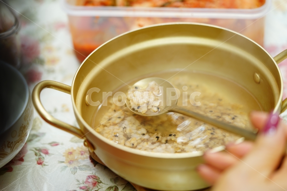 냄비,식사,누른밥,숭늉,누룽지,한식,먹방,먹거리,음식,식사대용,일상,쌀,현미,곡물,한국,코리아,온기,겨울,간식,숟가락,음식,식재료,요리,food,cook,meal,dishes,food reserves,곡류,곡식,cereals