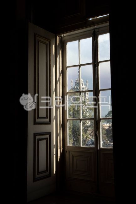 lattice,glasswindow,window,sunlight,shadow,windowframe,glass,tree,garden