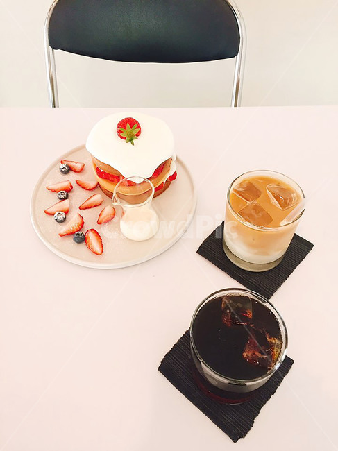 카페,디저트,딸기,커피,라떼,핫케이크,생크림,음식,식재료,요리,food,cook,meal,dishes,food reserves,디저트,간식,후식,dessert,snack,커피,카페,coffee,cafe