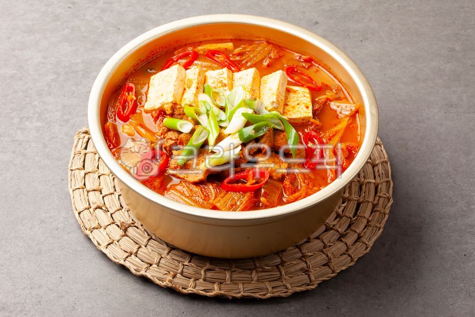 김치찌개,김치,찌개,국물,한국음식,한국문화,스튜,양념,고춧가루,음식,식사,식품,식료품,재료,식재료,음식재료,매콤한,짭짤한,돼지고기,두부,파,고추,고기