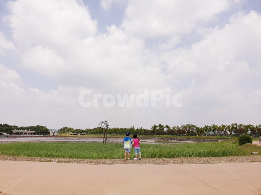 nature,자연,염전,남자아이,여자아이,뒷모습,남매