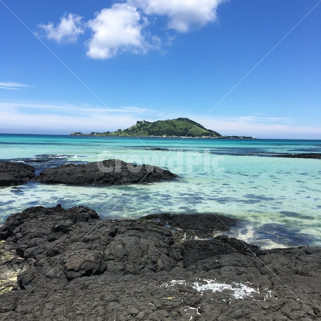 바다,제주도,ocean,여름,해변,jejuisland,휴가,현무암,에메랄드,맑은바다,clear,투명한바다,summer,하늘,구름,자연,nature,beach,파도,수영,시원함,cool,제주도한림읍,돌,섬,island,jejudo,healing