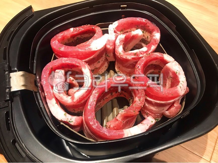 시즈닝,파슬리,후추,소금,돼지고기,삼겹살,돼지,고기,구이,에어프라이어요리,에어프라이어음식,에어프라이어,에어프라이어삼겹살,음식,요리,식사,안주,술안주,먹방,맛있는,육류,생고기,meal,food,dish,bbq,바베큐,밥도둑