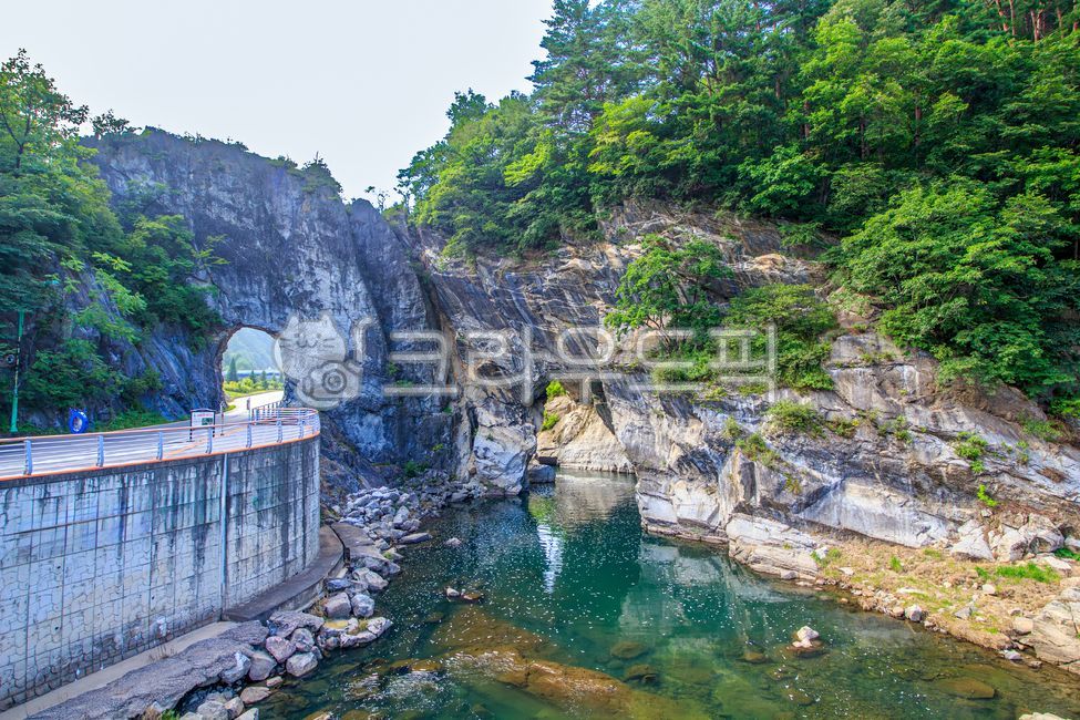 구문소,태백구문소,동굴,황지천,태백,물,바위,암석,절벽,맑은,깨끗한,자연,야외,실외,여름,녹색,초록색,웅덩이,강원도,태백시,명승,국가지질공원,천연기념물,침식지형,하식지형,침식,지질,침식동굴,하식동굴,강원고생대국가지질공원