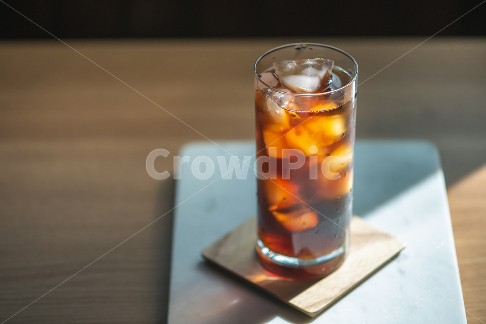 커피,아이스커피,아메리카노,블랙커피,coffee,icedcoffee,iced,americano,시원한,시원한음료,아이스아메리카노,아이스블랙커피,컵,유리컵,나무테이블,ice,아이스,커피,카페,coffee,cafe