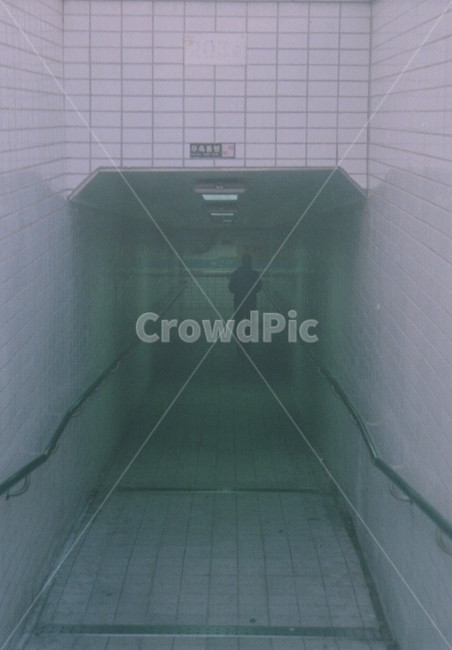 대칭,필름,필름사진,지하,지하도,인물,감성,사람,인물,인간,human,person,인물실루엣,사람실루엣,character silhouette,human silhouette,감성,sensible,feeling,고독함,외로움,쓸쓸함,우울함,슬픔,lonely,solitary,nature,자연,outdoors,옥외,fog,안개