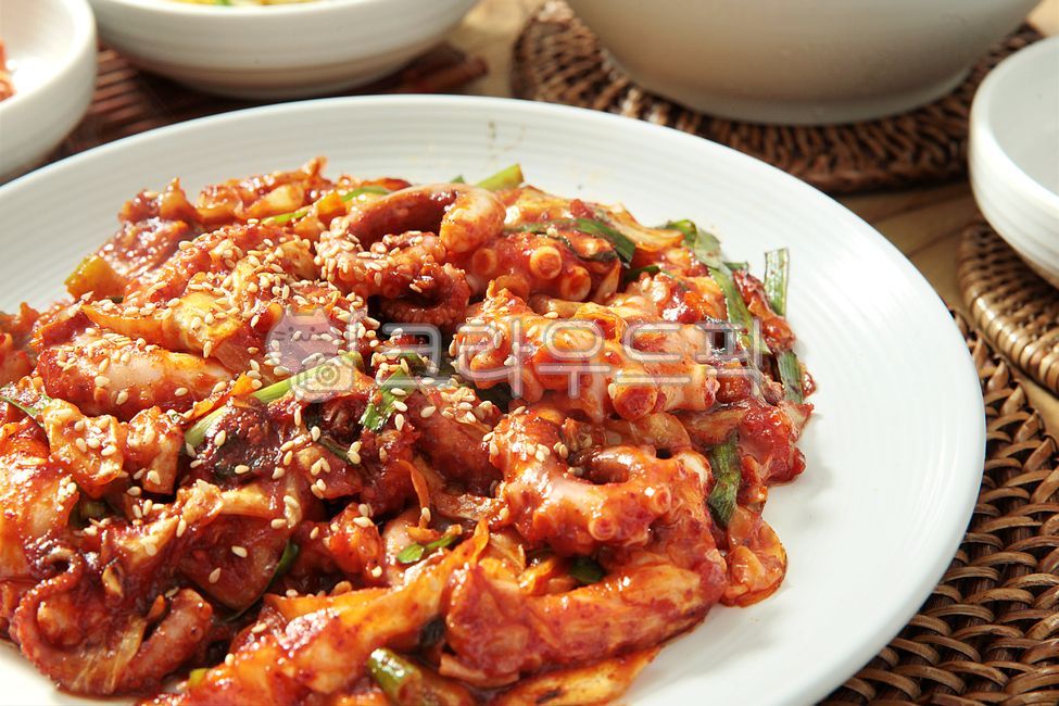 낙지,낙지덮밥,낙지볶음,볶음,볶음요리,별미,맛집,국내산낙지,낙지요리,음식,식당,식사,food,접시,부추,낙지비빔밥,비빔밥,한국음식,한국식당,민속음식,토속음식,요리,한국토속음식,한국민속음식,건강식,먹거리,해산물,해물,수산물