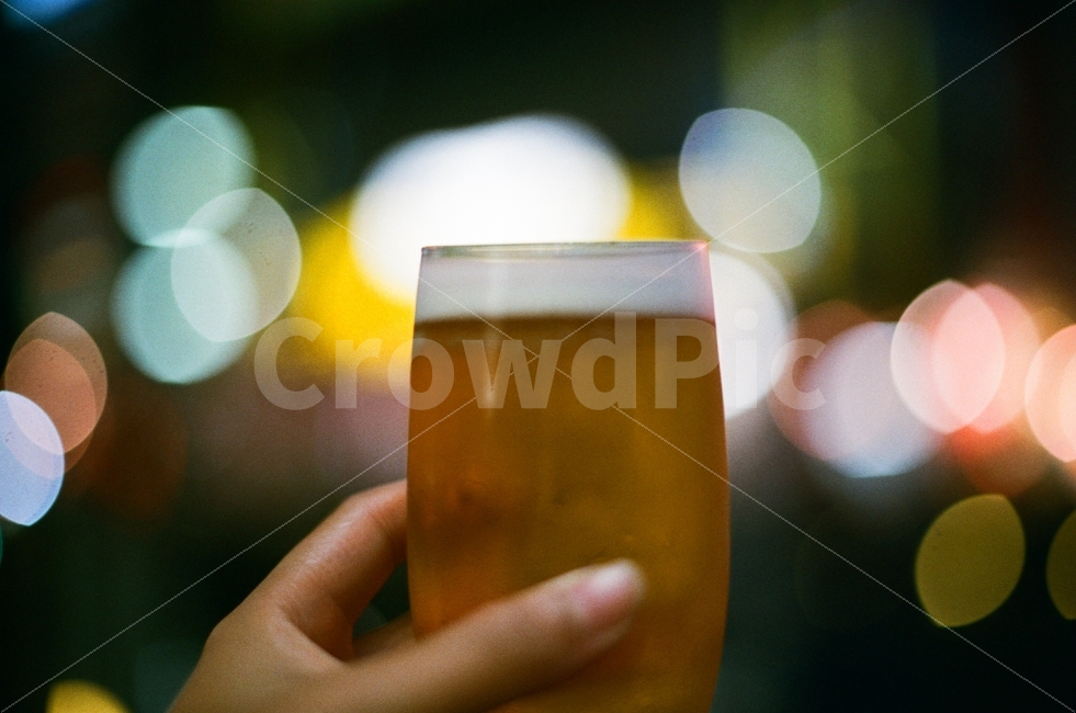맥주,음료,저녁,시원한,술,필름사진,감성사진,일본,오사카,조명,밤,휴식,힐링,beer,drink,dinner,night,cool,film,sensitive,japan,osaka,light,healing,cozy,건배,손,사람,personal,hand,사람,인물,인간,human,person,신체일부,몸,body,술,주류,alcohol,감성,sensible,feeling