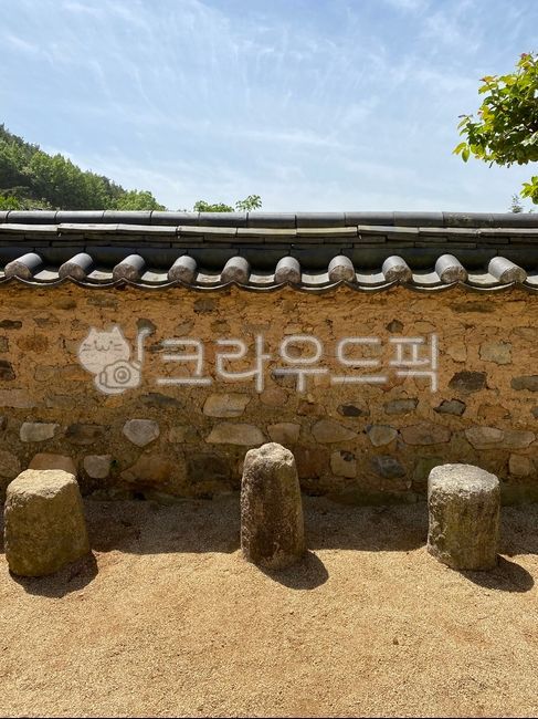 old house,comfortable,wall,serene,A place to rest