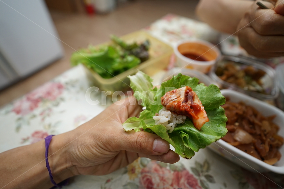 김치,한국식,한식,음식,배추,식사,반찬,매콤,푸드,한국음식,먹거리,사람,인물,인간,human,person,신체일부,몸,body,음식,식재료,요리,food,cook,meal,dishes,food reserves,한식,한국음식,한국요리,korean food,korean dishes,korean meal,korean cook