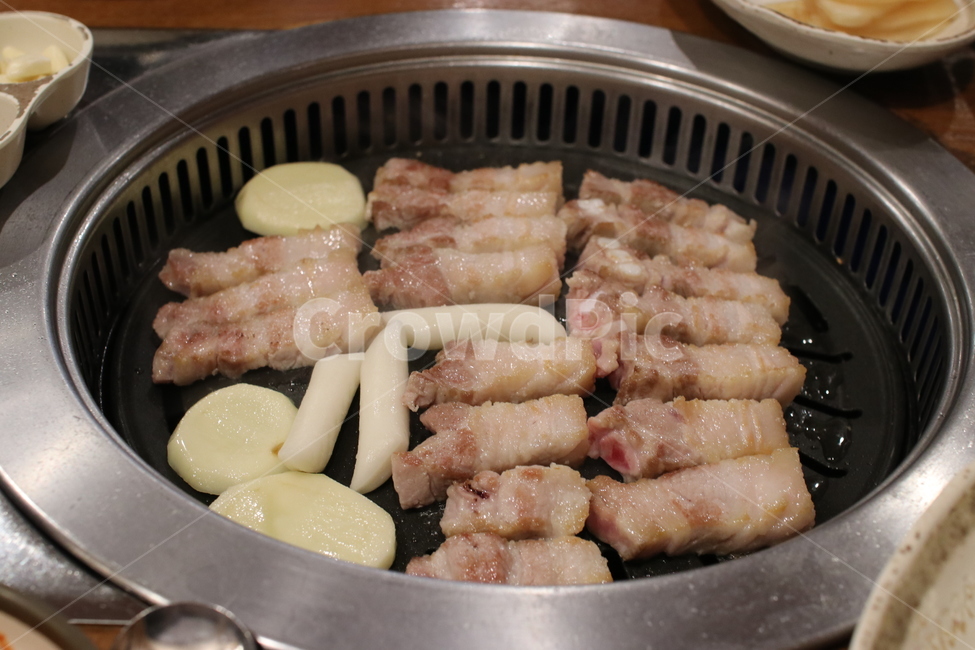 삼겹살,돼지고기,고기,목살,삼겹,쌈야채,쌈채소,상추,고추,깻잎,배추