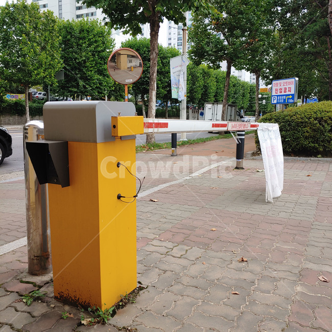 차단기,automaticcutout,crossinggate,기계,machine,도로,road,자동차차단기,차량차단기,flagstone,판석,yellow,노랑