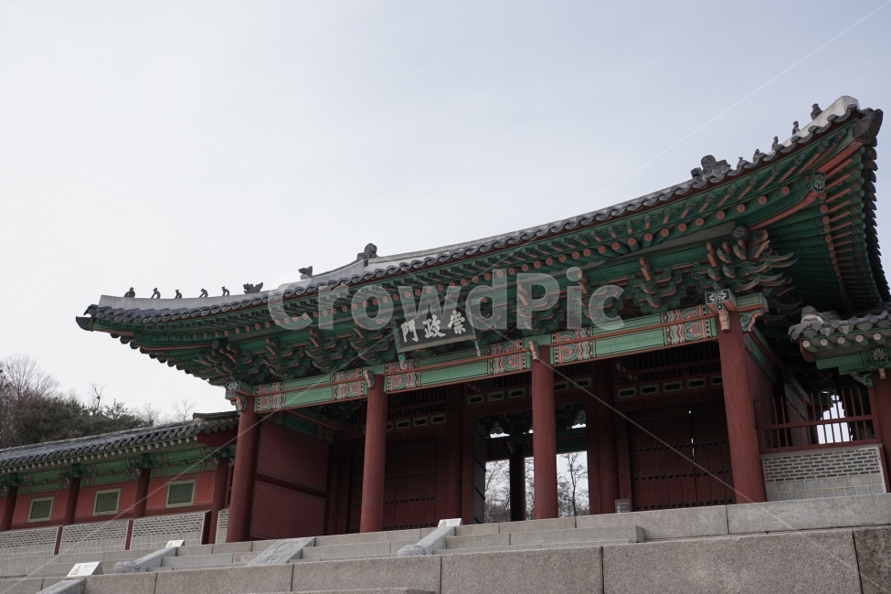 한국,한국적인,한국문화,한국전통,문화재,문화,전통,역사,한국역사,왕궁,궁궐,조선시대,조선왕조,유적,유적지,서울,korea,seoul,history,히스토리,킹돔,kingdom,동양,동양문화,아시아,asia,culture,건축,토목,한옥,지붕,기와,처마,풍경,landscpe,겨울,winter,culturalassets,경희궁,경덕궁,숭정문,입구,출구,전통문,대문,한옥문,계단,돌계단,하늘,나무,단청,한국전통,한국문화,korean traditional,korean culture,랜드마크,landmark,tourist attraction,한국랜드마크,한국관광지,한국명소,korea landmark,korea tourist attraction,건축물,건물외관,exterior,building,structure,architecture,construction