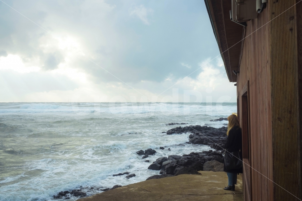 제주,바다,제주바다,여인,분위기,겨울바다,빛내림,풍경,jeju,sea,woman,winter,landscape,자연,풍경,nature,landscape,해변,바다,beach,sea,휴식,힐링,rest,relaxation,healing,사람,인물,인간,human,person,여성,여자,woman,female,lady,고독함,외로움,쓸쓸함,우울함,슬픔,lonely,solitary,promontory,곶