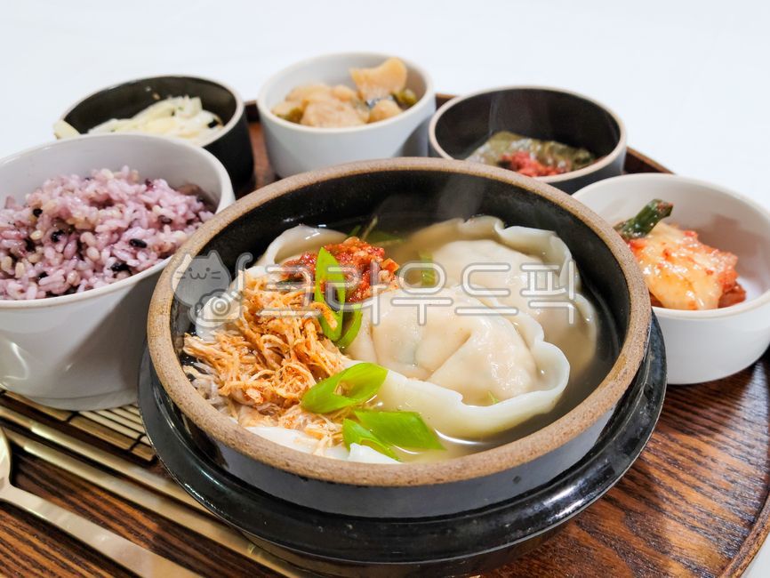 dumpling,Korean cuisine,holiday food,dumpling soup,Korean,food,meal,koreancook,dish,Korean food,traditional food,Lunar New Year food,koreanfood,koreanmael