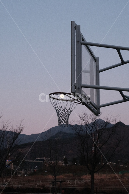농구,농구장,농구대,basketball,basketballstand,보름달,달,moon,fullmoon,석양,노을,해질녘,sunset,나무,tree,산,mountain