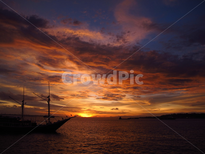 boat,보트,watercraft,선박,sky,하늘,바다,sea,ocean,대양,sunset,석양,실루엣,silhouette
