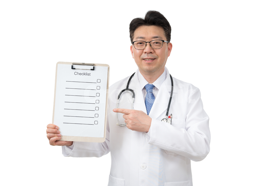 의사,건강,보건,의료,1명,1인,한국인,중국인,일본인,아시아인,남자,중년,중장년,하얀배경,40대,50대,카피스페이스,여백,닥터,청진기,건강관리,병원,유니폼,흰색배경,하얀배경,누끼,흰색,하얀색,공간,카피스페이스,클립보드,체크리스트,확인,권유,바이러스,문진,조사,의학,진료,진찰,마스크,일회용,일회용마스크,전염,전염병,상반신,핸드모션,손짓,방역,코로나바이러스,covid19,거부,반대,금지,격리,차단,서명,코로나19,코로나,건강,헬스웨어,헬스케어,healthware,health care,의료,의학,병원,medical,hospital,clinic