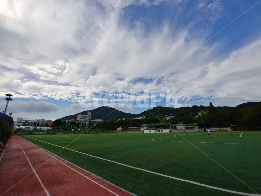 운동장,트랙,인공잔디,산,넓은,하늘,운동,러닝,축구장,running,track,playground,mountain,스포츠,레저,운동,sports,leisure,exercise
