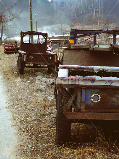 차량,시골,농촌,겨울,연기,road,도로,dirtroad,흙길