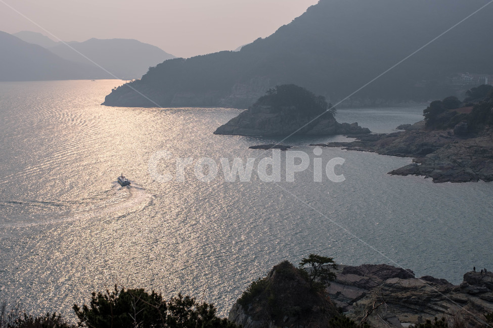 바다,일몰,황금빛,배,섬,자연,풍경,nature,landscape,한국자연풍경,한국자연경관,korea nature landscape,promontory,곶,land,땅,outdoors,옥외,ocean,대양,sea,water,물,shoreline,해안선