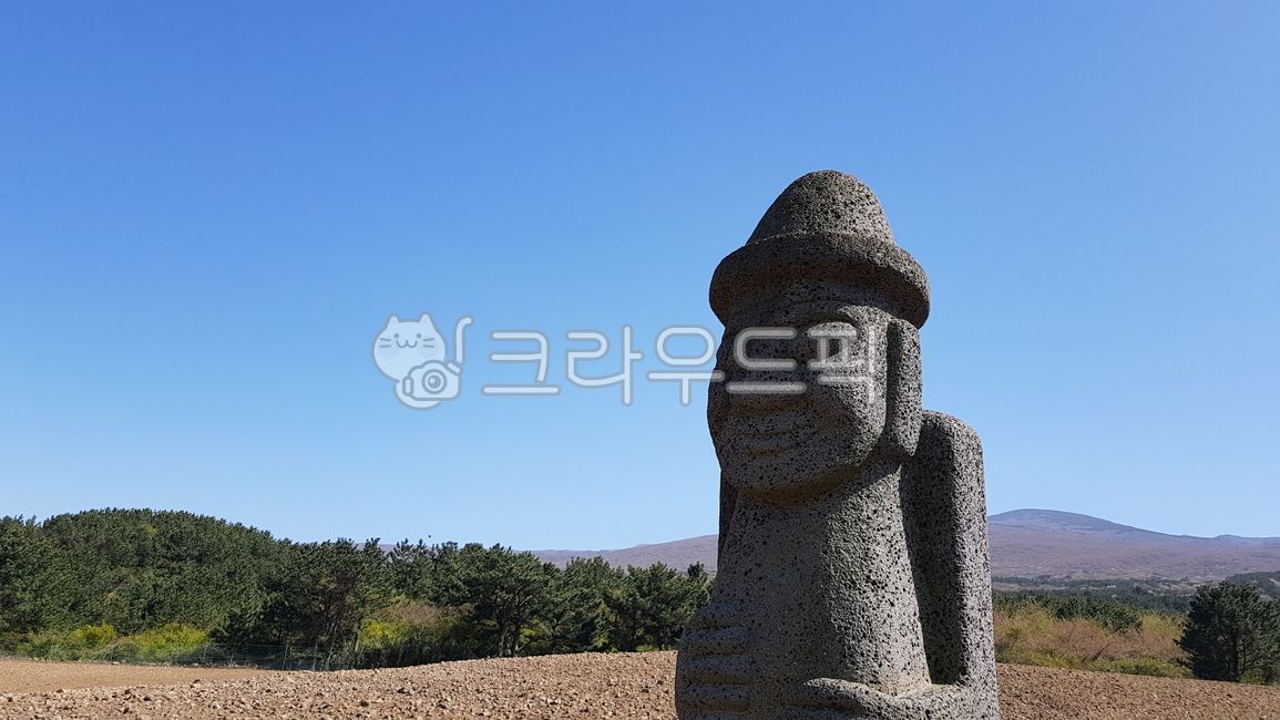 하르방,돌하르방,밭,흙밭,나무,하늘,오름,한라산,언덕,숲