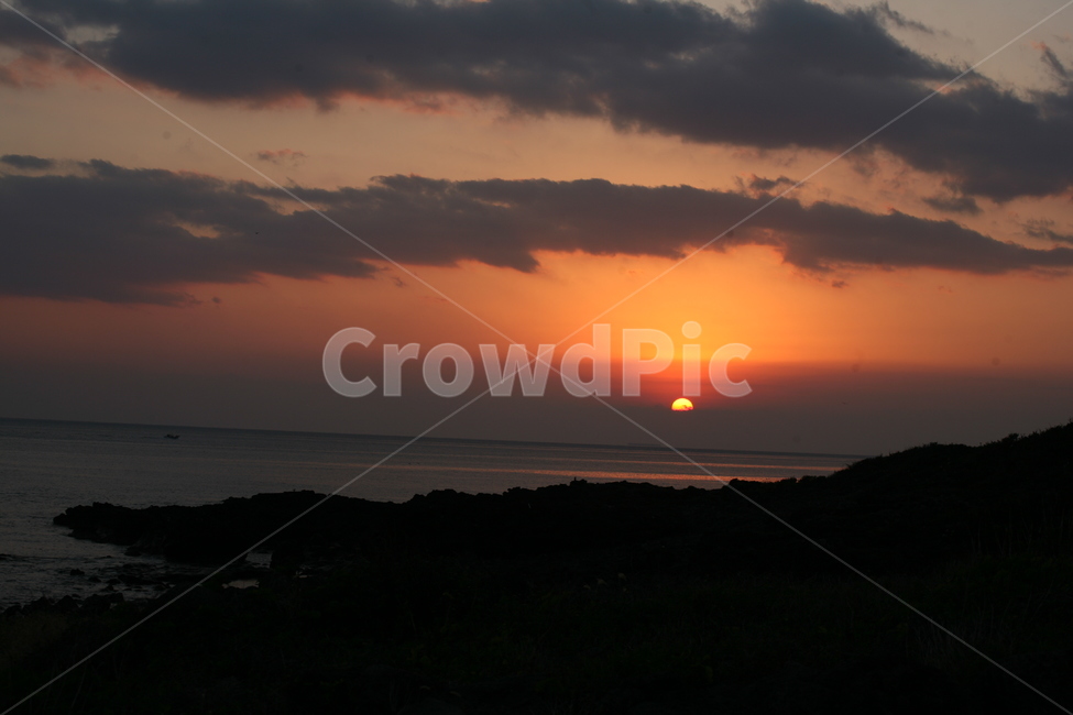 일출,제주도바다,제주도일출,해돋이,하늘,태양,해,자연,풍경,nature,landscape,outdoors,옥외,sunlight,햇빛,dawn,새벽,red sky,붉은 하늘,sunset,일몰,sky,dusk,황혼