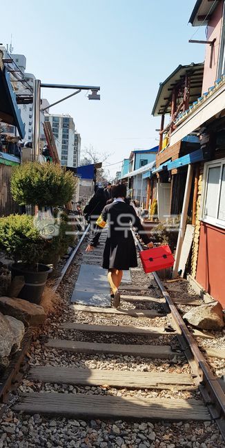 군산,경암동철길마을,철길,교복,의복,의류,빨간가방,사람,학생,여자,뒷모습,고무신,추억여행,복고,복고풍,railway,friendship,human
