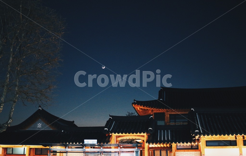 밤하늘,초승달,한옥,전통적,고택,한국전통,한국문화,korean traditional,korean culture,건축물,건물외관,exterior,building,structure,architecture,construction