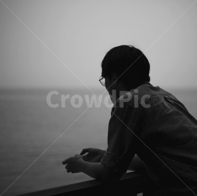 바다,해질녘,뒷모습,고민,흑백사진,사람,인물,인간,human,person,남성,남자,man,male,감정표현,기분,feeling,emotion,고독함,외로움,쓸쓸함,우울함,슬픔,lonely,solitary,흑백,모노톤,monochrome,black and white